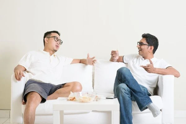夫妻私密床事和朋友分享正常吗?性健康专家解析男性心態