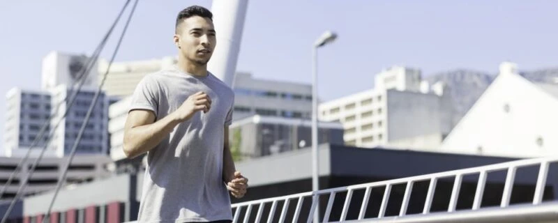 男性在廚房烹飪